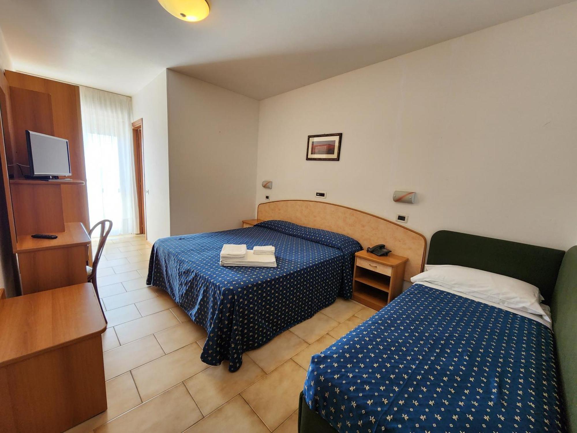 Hotel Holiday Martinsicuro Habitación foto