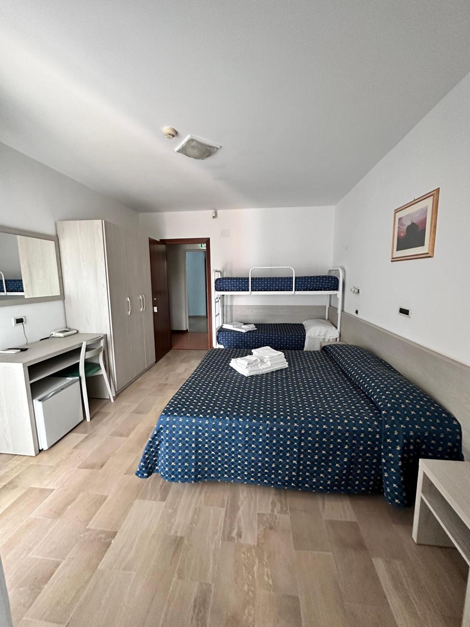 Hotel Holiday Martinsicuro Habitación foto