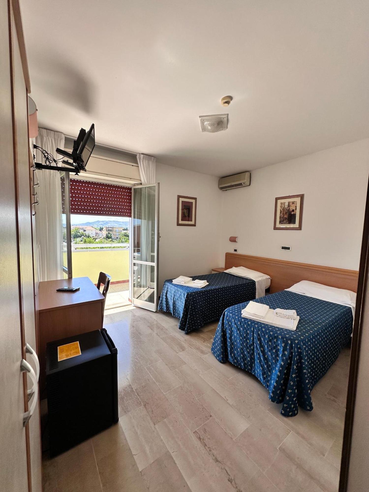 Hotel Holiday Martinsicuro Habitación foto