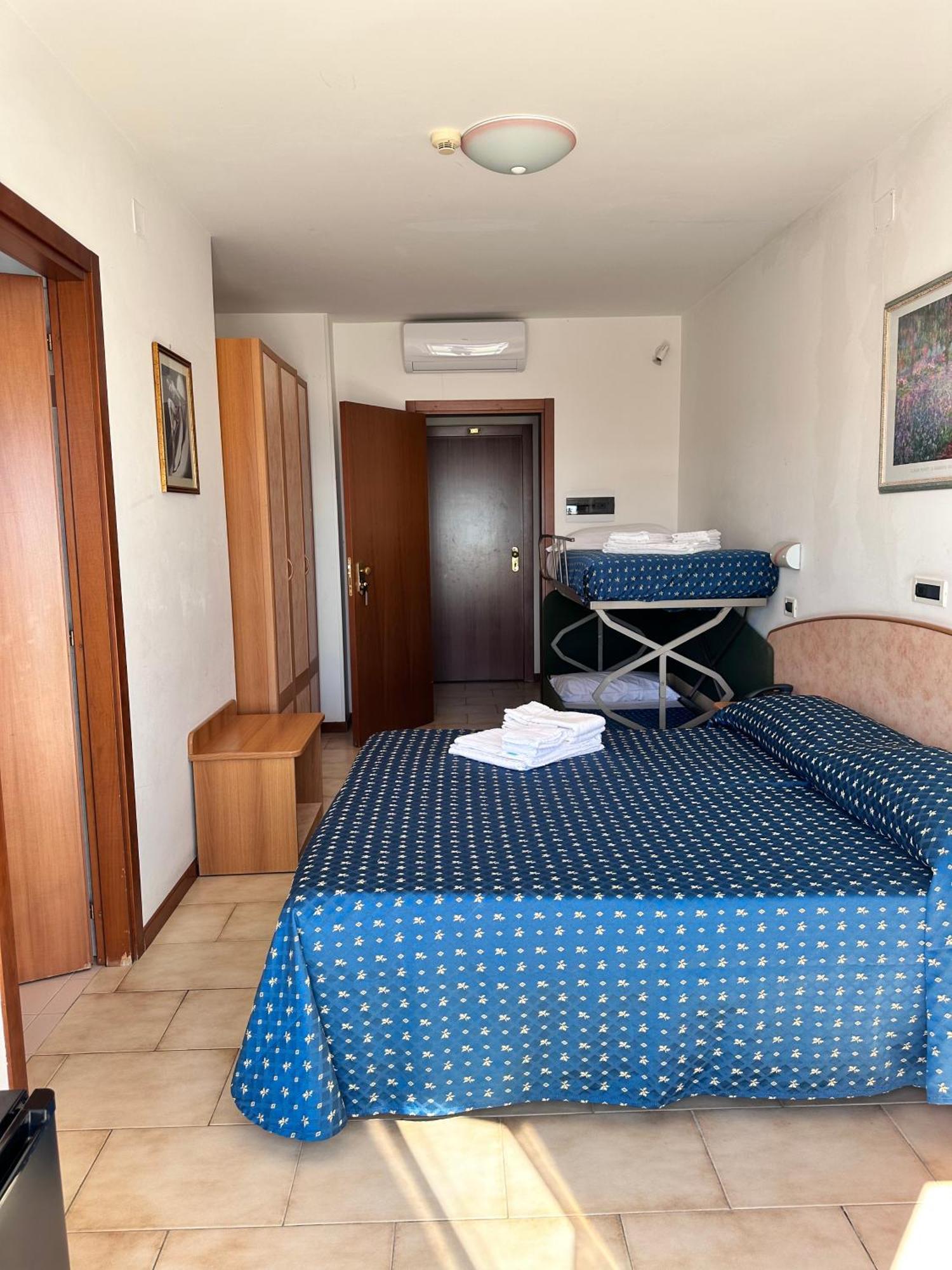 Hotel Holiday Martinsicuro Habitación foto