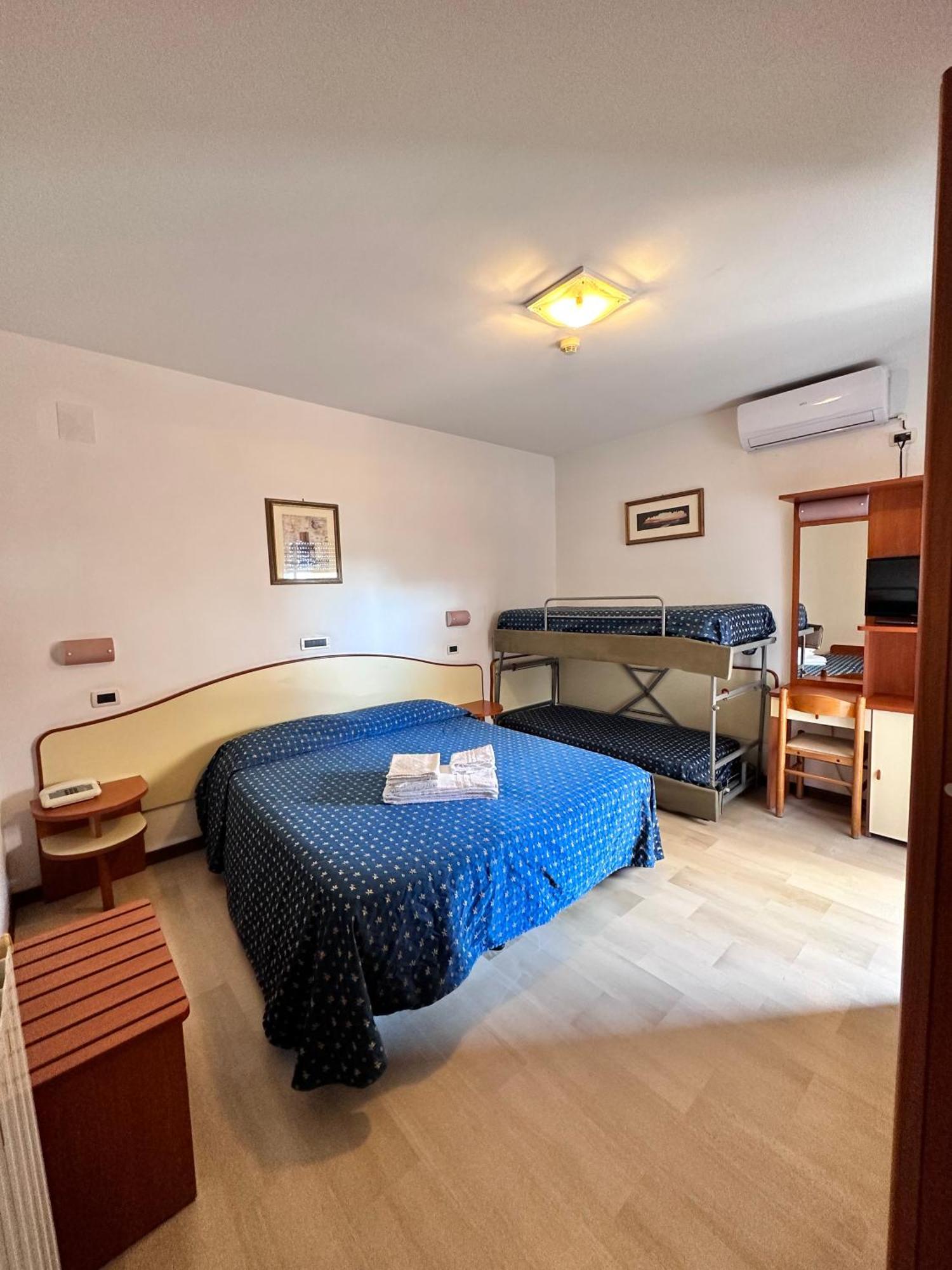 Hotel Holiday Martinsicuro Habitación foto